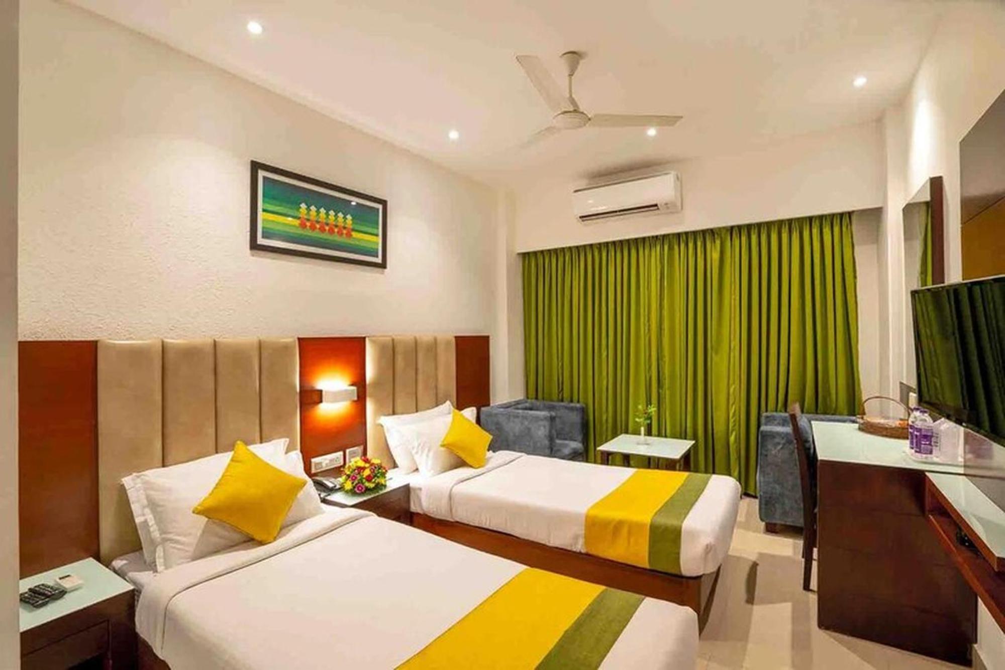 Hotel Hills Park Pathanamthitta Bagian luar foto