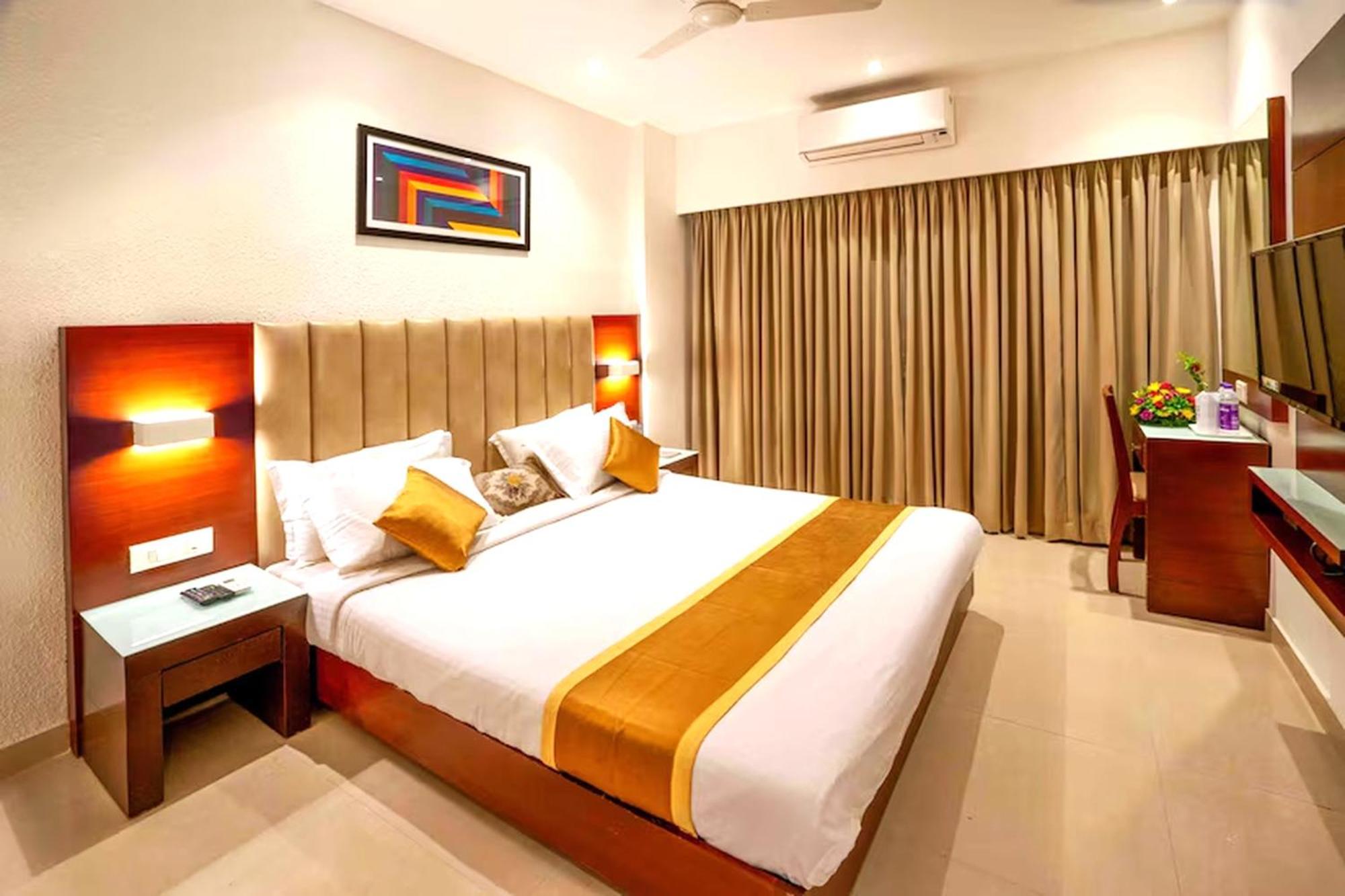 Hotel Hills Park Pathanamthitta Bagian luar foto